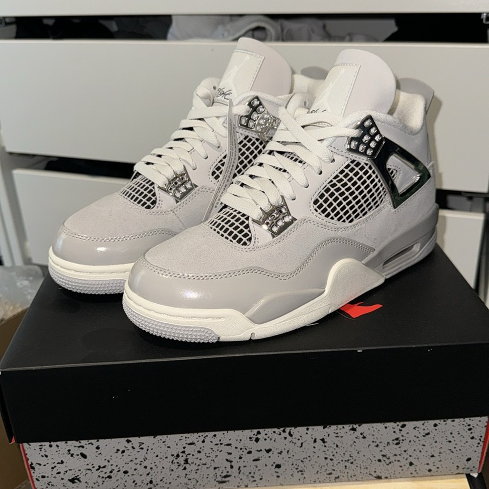 Jordan 4 (Frozen Moments)
